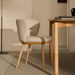 New Kave Home Eetkamerstoel Ciselia Chenille en essenhout