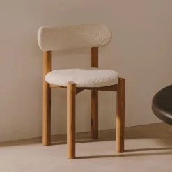 New Kave Home Eetkamerstoel Nebai Bouclé en eikenhout Wit