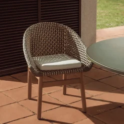 Outlet Kave Home Tuinstoel Olbia Rattan en teakhout, kleur Groen